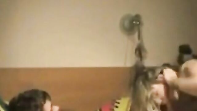 Парень снимает домашнее порно с сестрой своего друга