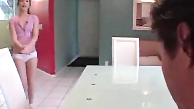 18-летняя сучка с маленькими сиськами соблазняет отчима