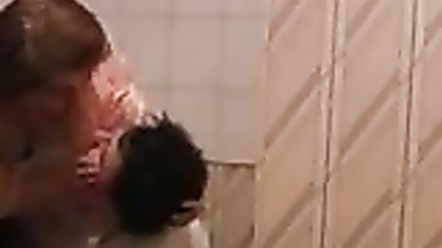 Молодой парень подбухал и трахнул на кухне толстую мамашу