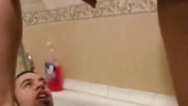 Обоссала брата в ванной и отсосала его хуй