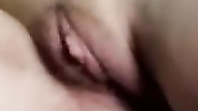 Вздрочнул спящей сестре и присунул ей хуй в пизду