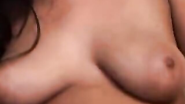 Негр жестоко трахает жопастых мулаток в анал