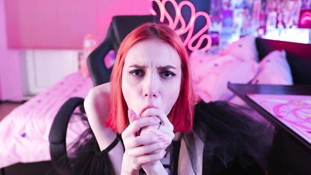 Рыжая красотка доводит себя до мощного оргазма со сквиртом