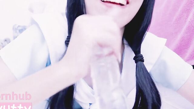 Студентка сосет самотык и кончает во время мастурбации