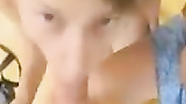 Две молодые развратницы поочередно отсасывают парню