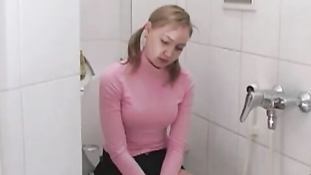 Русский пацан дал на клык сестре в туалете и отъебал ее