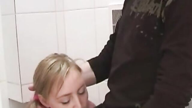 Русский пацан дал на клык сестре в туалете и отъебал ее