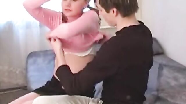 Русский пацан дал на клык сестре в туалете и отъебал ее