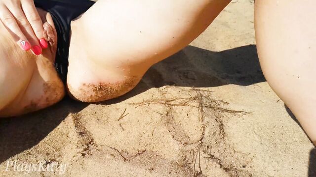 Нахальная девушка устроила мастурбацию бритой киски на публичном пляже