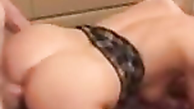 Отчим отымел молодую падчерицу в аппетитную задницу