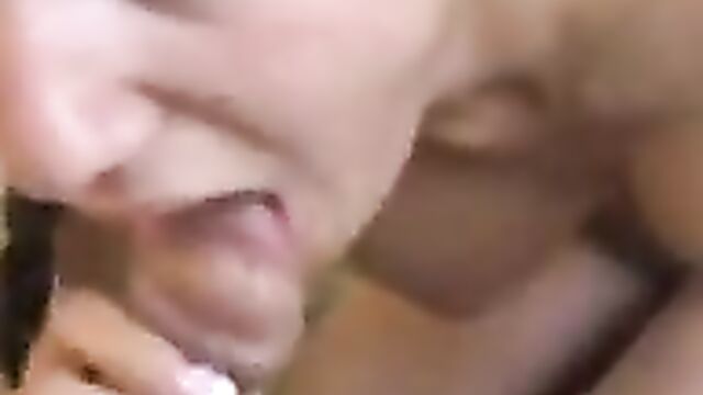 Зрелый мужик дает за щеку молодой брюнетке с небольшими формами