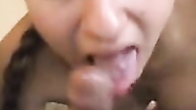 Зрелый мужик дает за щеку молодой брюнетке с небольшими формами