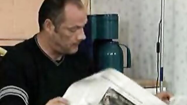 Веселая семейка трахается после завтрака