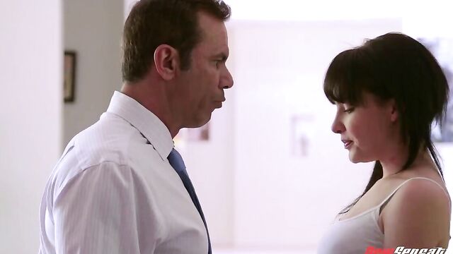 Красивая девчонка соблазнила отчима и трахнулась с ним