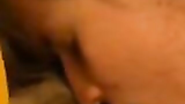 Пацан разбудил мамашу нежным куннилингусом