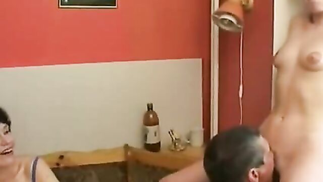 Пьяные посиделки русской семьи закончились инцест сексом