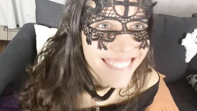 Кончает в рот сводной сестре на Хэллоуин