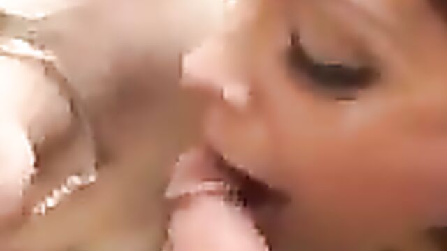 Трахает в анал двух баб хуем и секс-игрушками