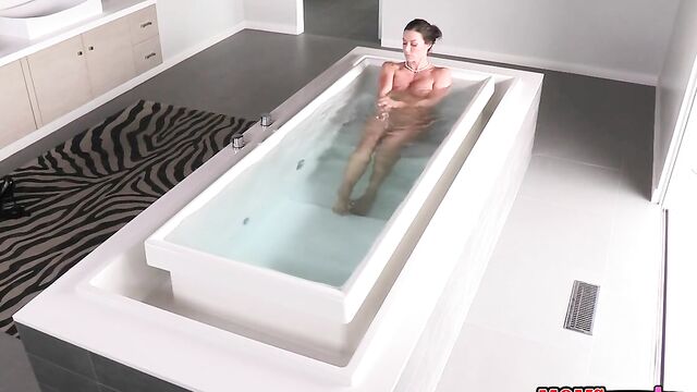 Застал сексуальную мамашу за дрочкой в ванне