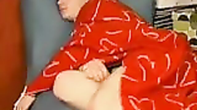 Развратная мамаша полезла спящему сыну в трусы