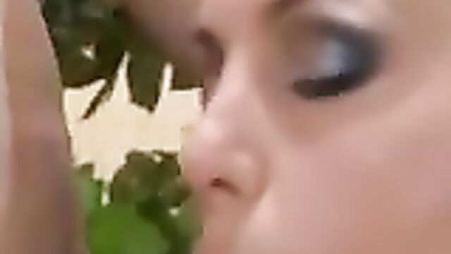 Тощий парень натягивает на хуй зрелую тетушку