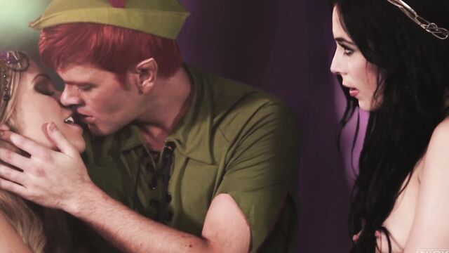 Питер Пэн отъебал в рот двух сексапильных русалок