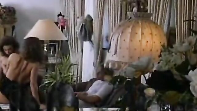 Привлекательные лесбиянки забавляются в койке с мужиком