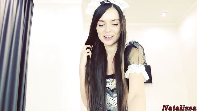 Девушке в сексуальном костюме служанки накончали полный рот спермы