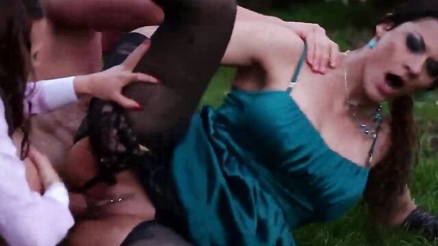 Мужик и две телки ебутся и ссут друг на друга на природе