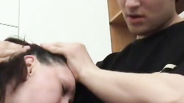 Два озорника трахают мачеху в параше и на кухне