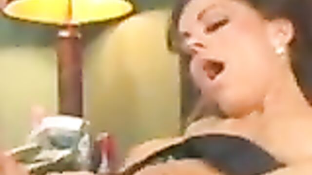 Мама с большими дойками возбудила дочку поцелуями и трахнула в пизду игрушкой