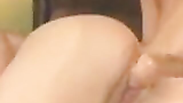 Мама с большими дойками возбудила дочку поцелуями и трахнула в пизду игрушкой