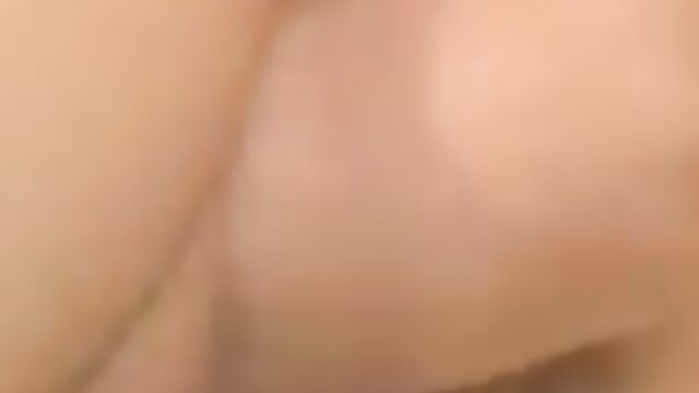 Мама с большими дойками возбудила дочку поцелуями и трахнула в пизду игрушкой