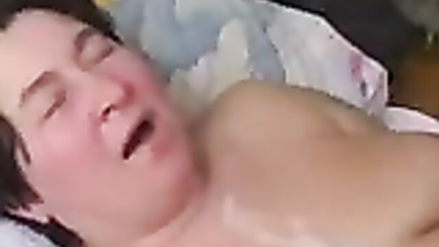 Жирная мамаша слегка вспотела на члене сына