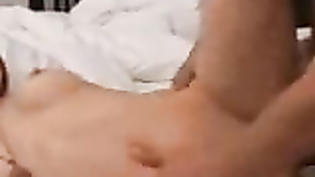 Сынишка кончил в пизду романтичной маме