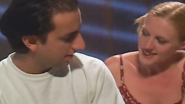 Брат развел наивную сестру на минет в сарае