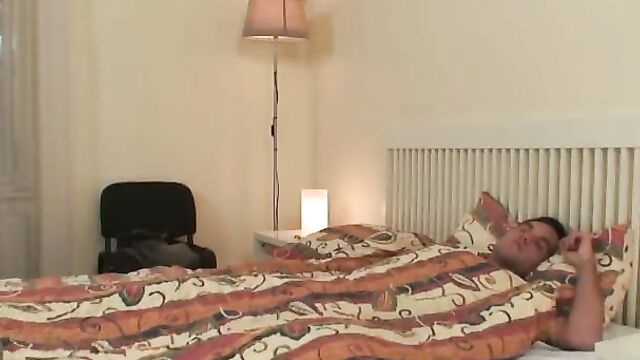 Толстая мамка разбудила сына ради секса