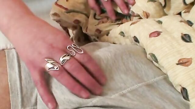 Толстая мамка разбудила сына ради секса