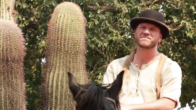 Вождь индейцев оприходовал молодых жен во время ЖМЖ