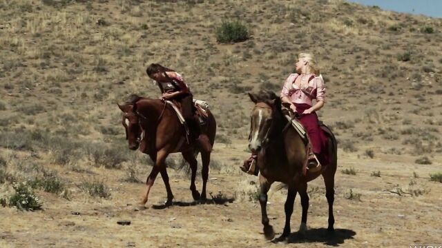 Вождь индейцев оприходовал молодых жен во время ЖМЖ