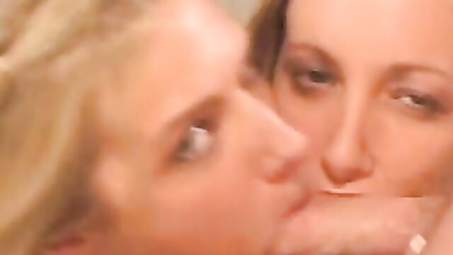 Возбужденные телки с дикой страстью сосут хуй любовнику