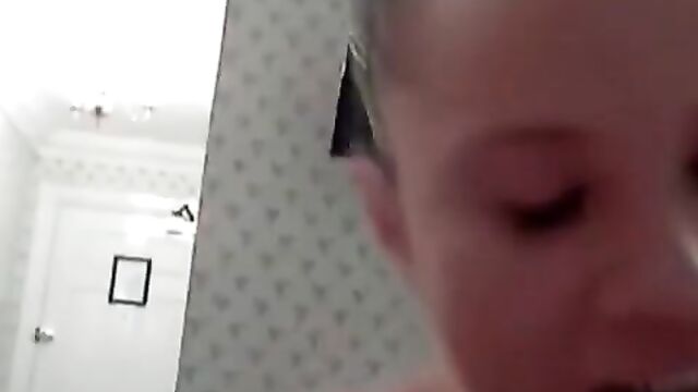 Привлекательная сестренка с классным телом отсосала брату и села на хуй