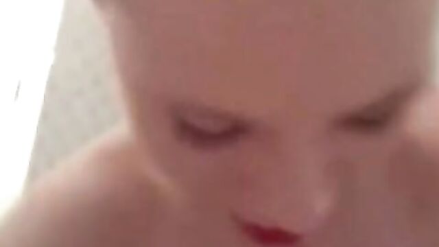 Привлекательная сестренка с классным телом отсосала брату и села на хуй