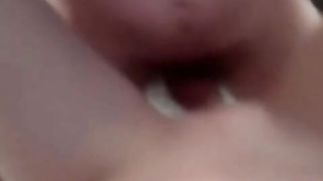 Привлекательная сестренка с классным телом отсосала брату и села на хуй