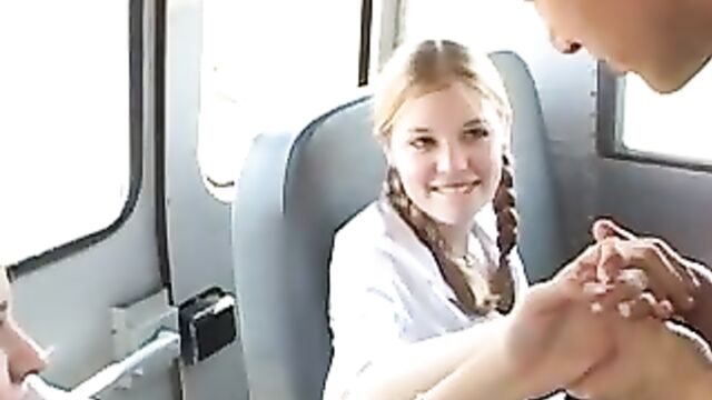 Водитель трахнул двух красивых студенток в автобусе