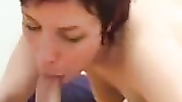 Милфа трахается в задницу с молодым любовником