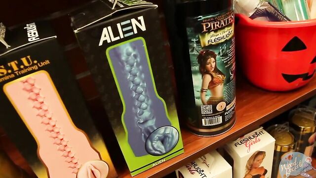 Красотка гуляет по секс-шопу в поисках новых игрушек