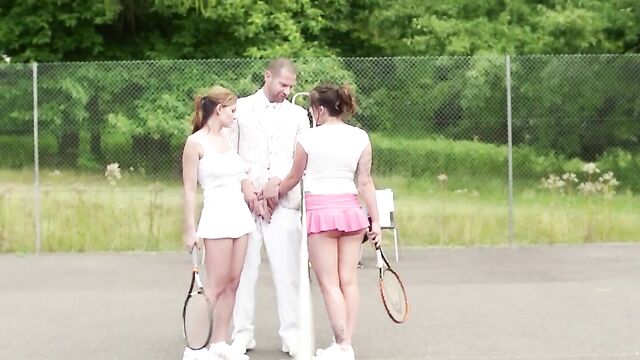 Тренер трахнул двух спортсменок после игры в теннис