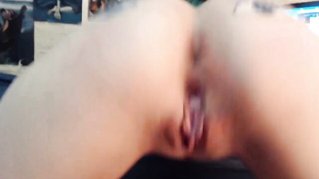 Исполняет тверк с глазками на жопе, пока сперма вытекает из пизды