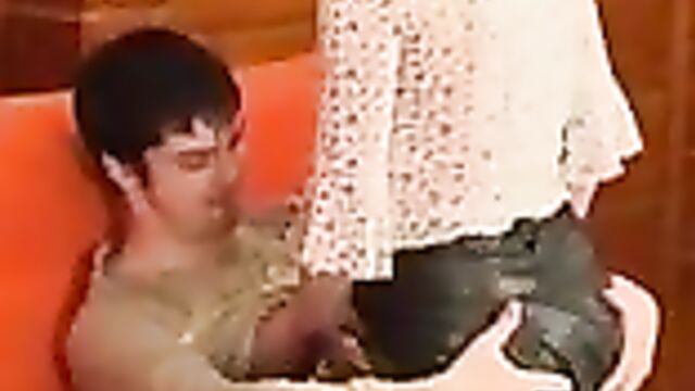 Мачеха удовлетворяет одинокого пасынка на диване